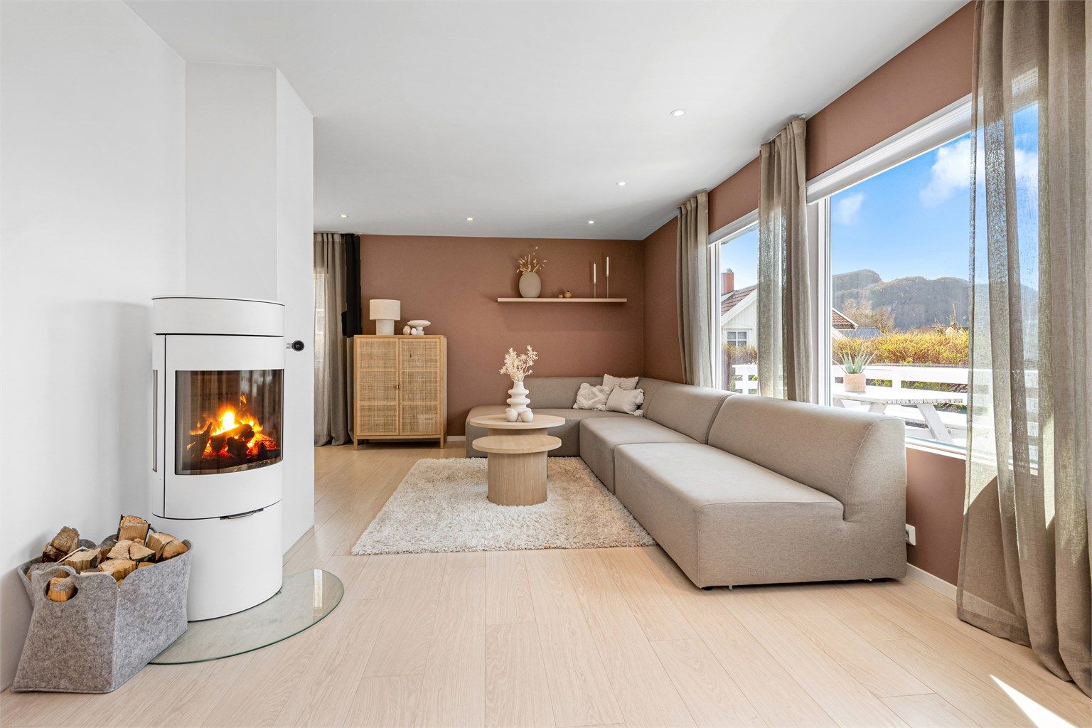 Peisovn med glassdør i stuen som gir en lun og hyggelig atmosfære