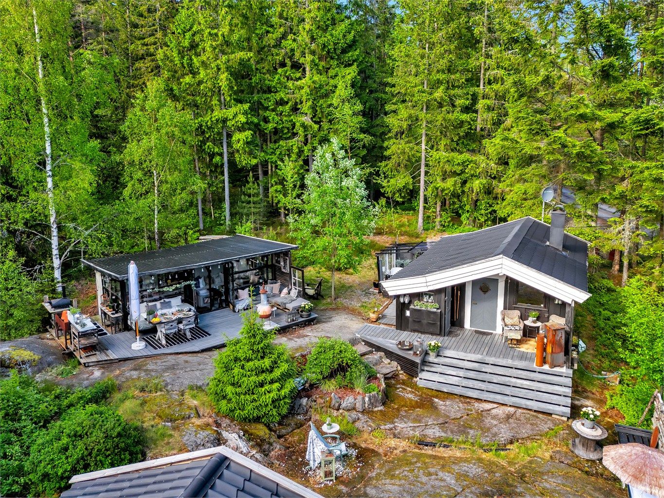 Velkommen til Borudveien 13! Et koselig tun med tre bygninger i et skjermet og rolig området.