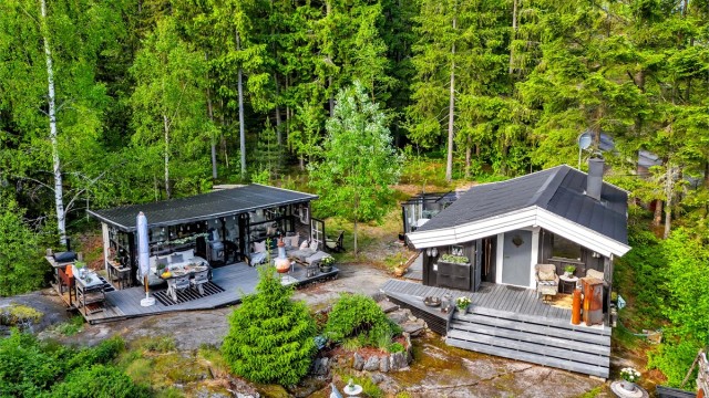 Velkommen til Borudveien 13! Et koselig tun med tre bygninger i et skjermet og rolig området.