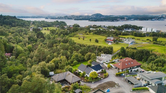 Kort vei til store arbeidsplasser på Kokstad, Sandsli og Bergen lufthavn Flesland.