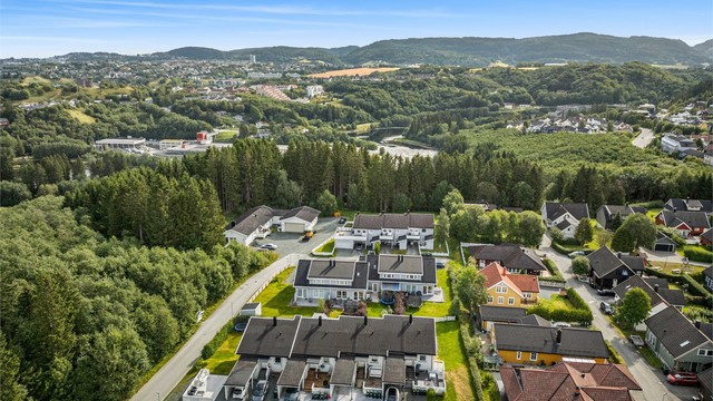 For friluftsinteresserte er det kort vei til idylliske Tillerskogen med populære turstier og lysløype som gir gode rekreasjonsmuligheter til fots, på sykkel eller ski vinterstid. Det er også kort avstand til gode fiskeplasser.