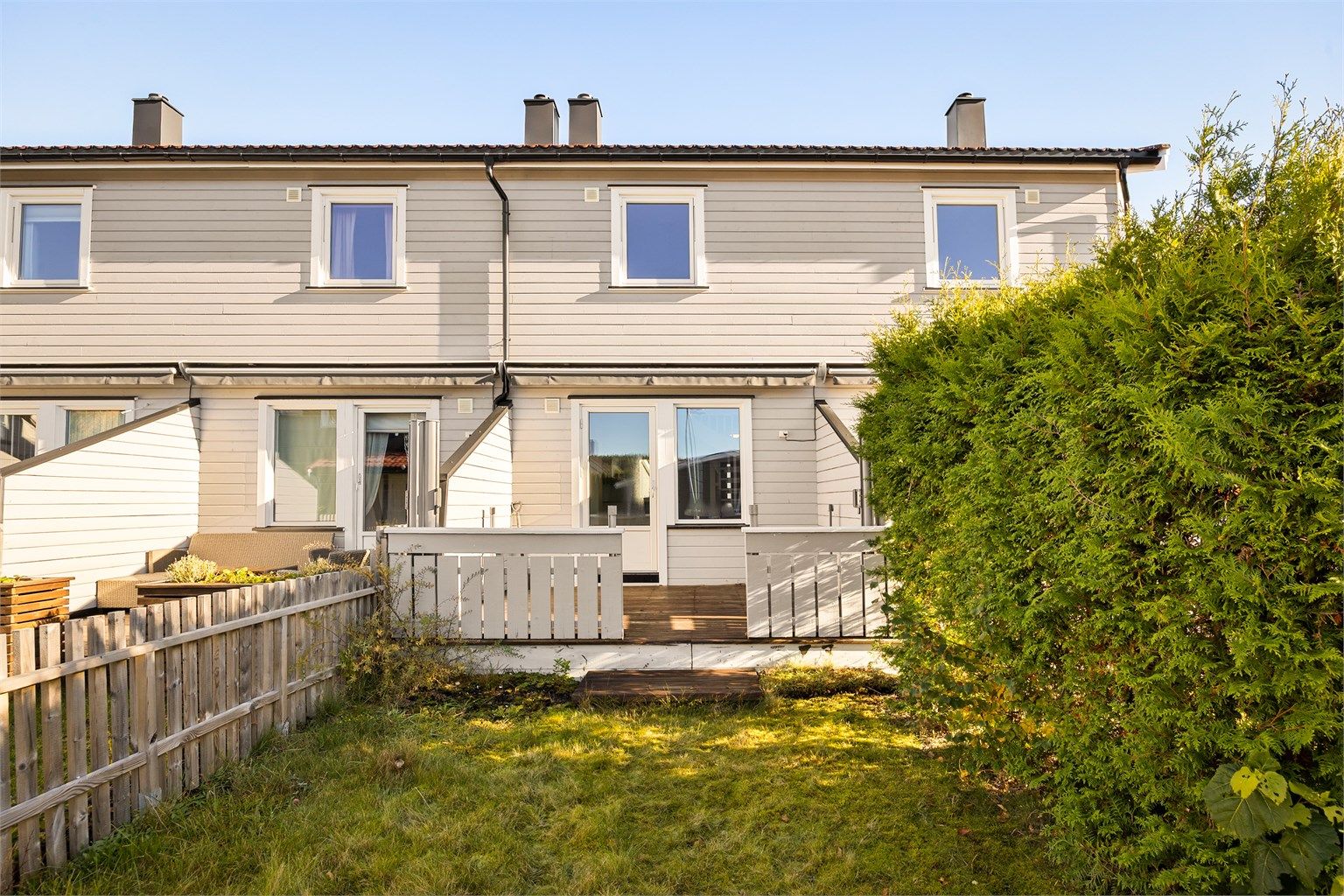 Videre er det direkte adkomst til et disponibelt hageområde.