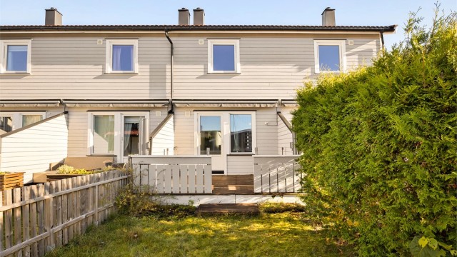 Videre er det direkte adkomst til et disponibelt hageområde.