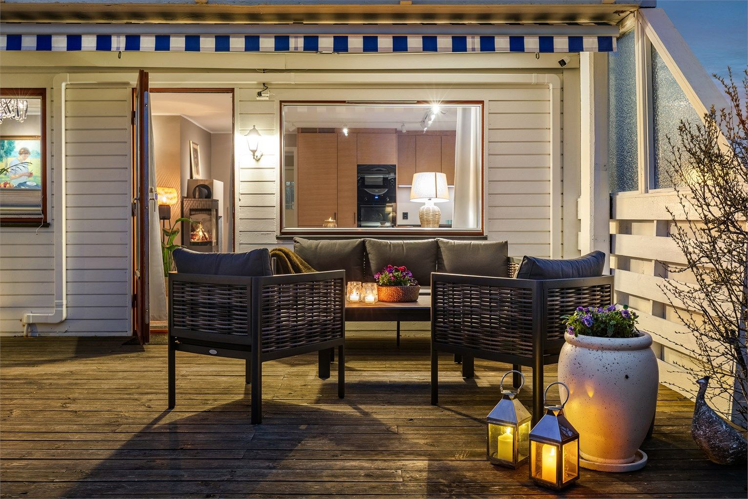 Terrassen har rikelig med plass til både sittegruppe og spisebord.