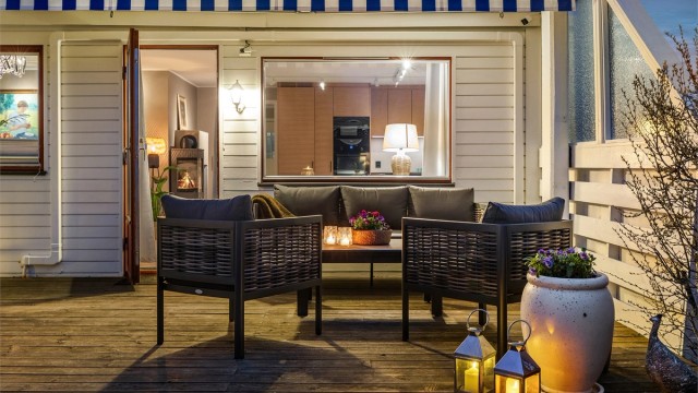 Terrassen har rikelig med plass til både sittegruppe og spisebord.