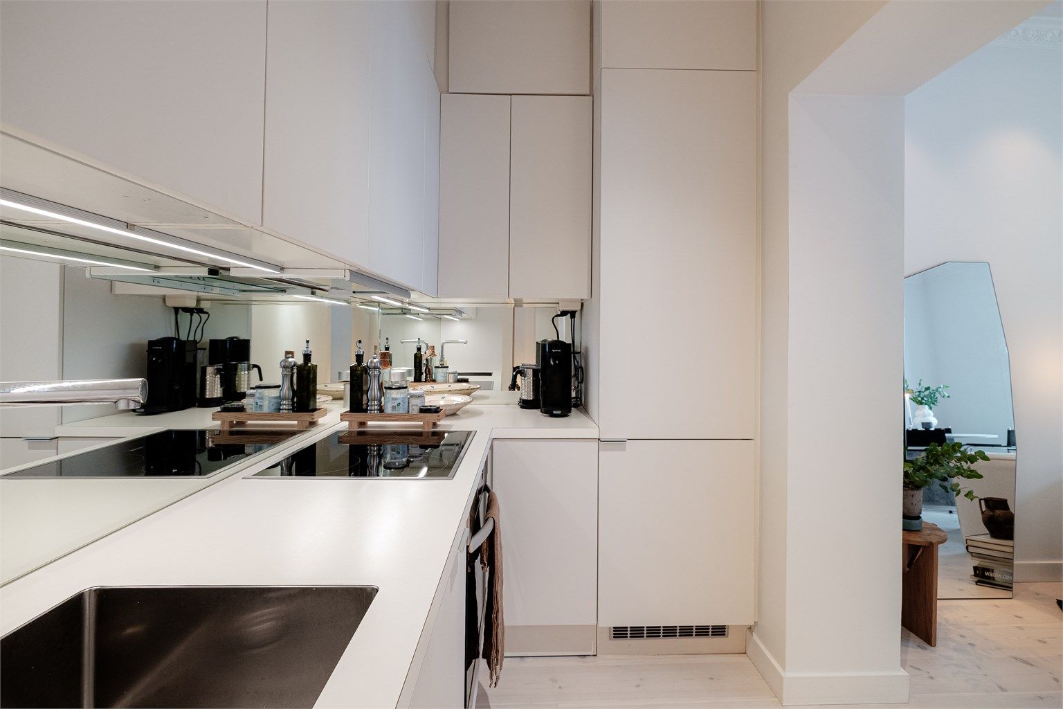 Leiligheten har et delikat og innholdsrikt kjøkken med innredning fra HTH av god kvalitet (2009). 