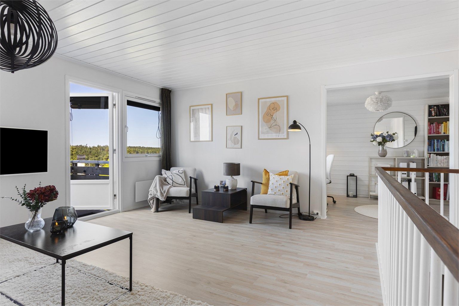 Fra stuen er det utgang til en sydvestvendt balkong på 6 m².