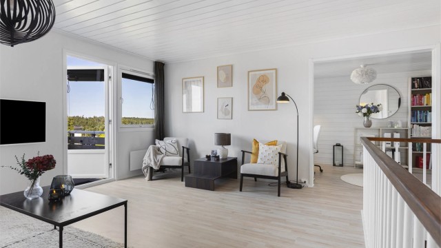 Fra stuen er det utgang til en sydvestvendt balkong på 6 m².