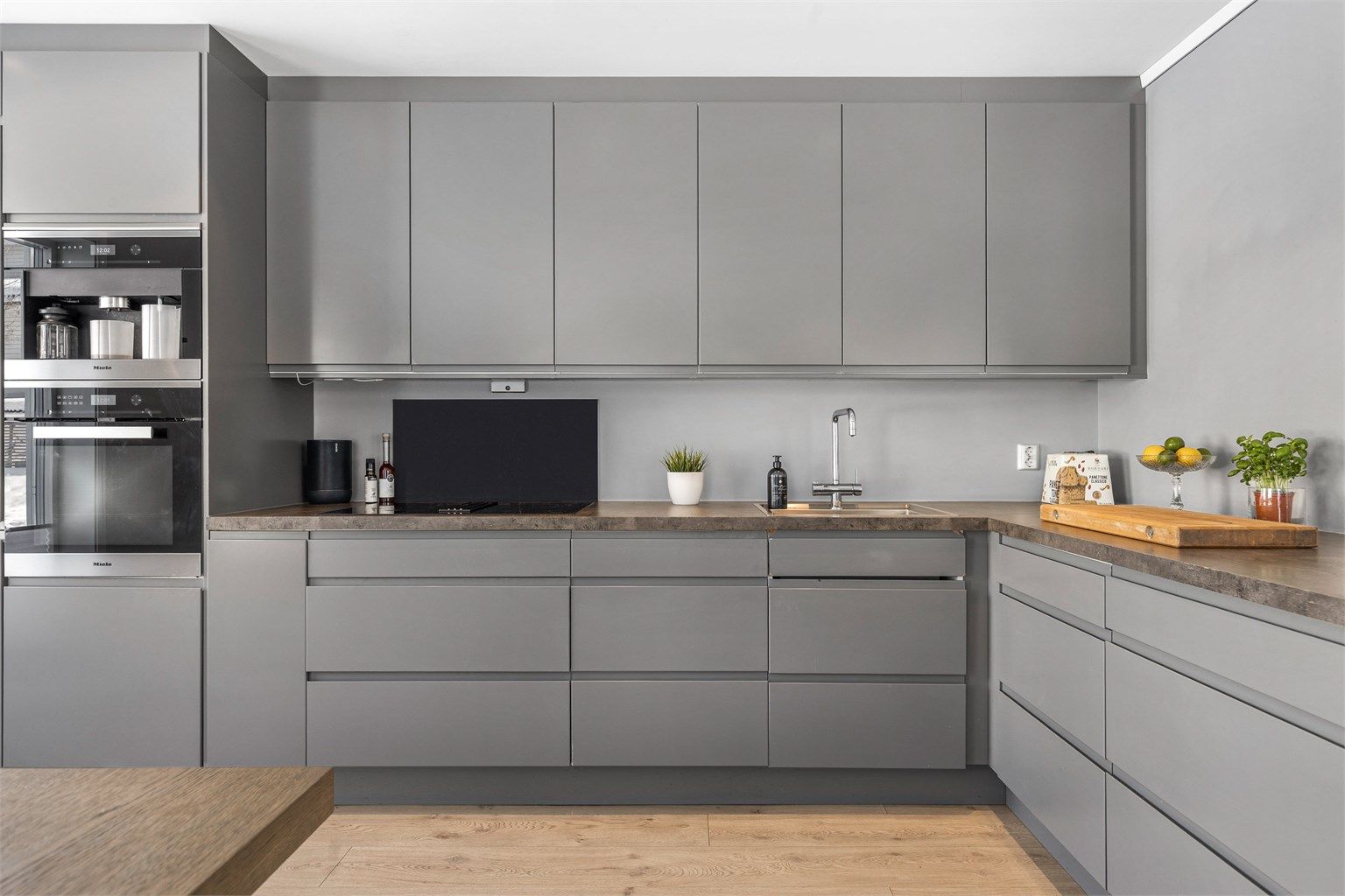 Stikkontakter over kjøkkenbenk samt nedfelt i benkeplate. Integrert stekeovn, platetopp, oppvaskmaskin, kaffemaskin og kjøleskap med fryser.