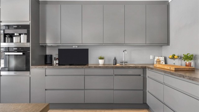 Stikkontakter over kjøkkenbenk samt nedfelt i benkeplate. Integrert stekeovn, platetopp, oppvaskmaskin, kaffemaskin og kjøleskap med fryser.