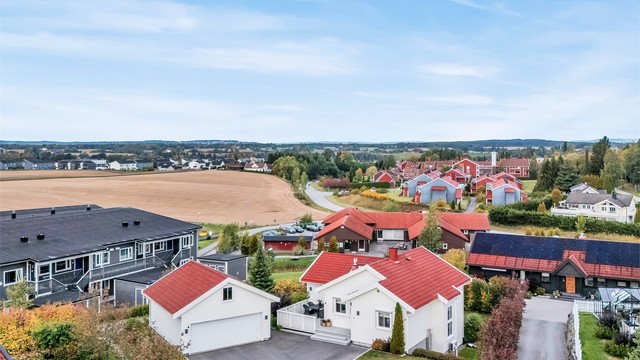 Rolig beliggenhet innerst i feltet med utsikt mot omkringliggende kulturlandskap.