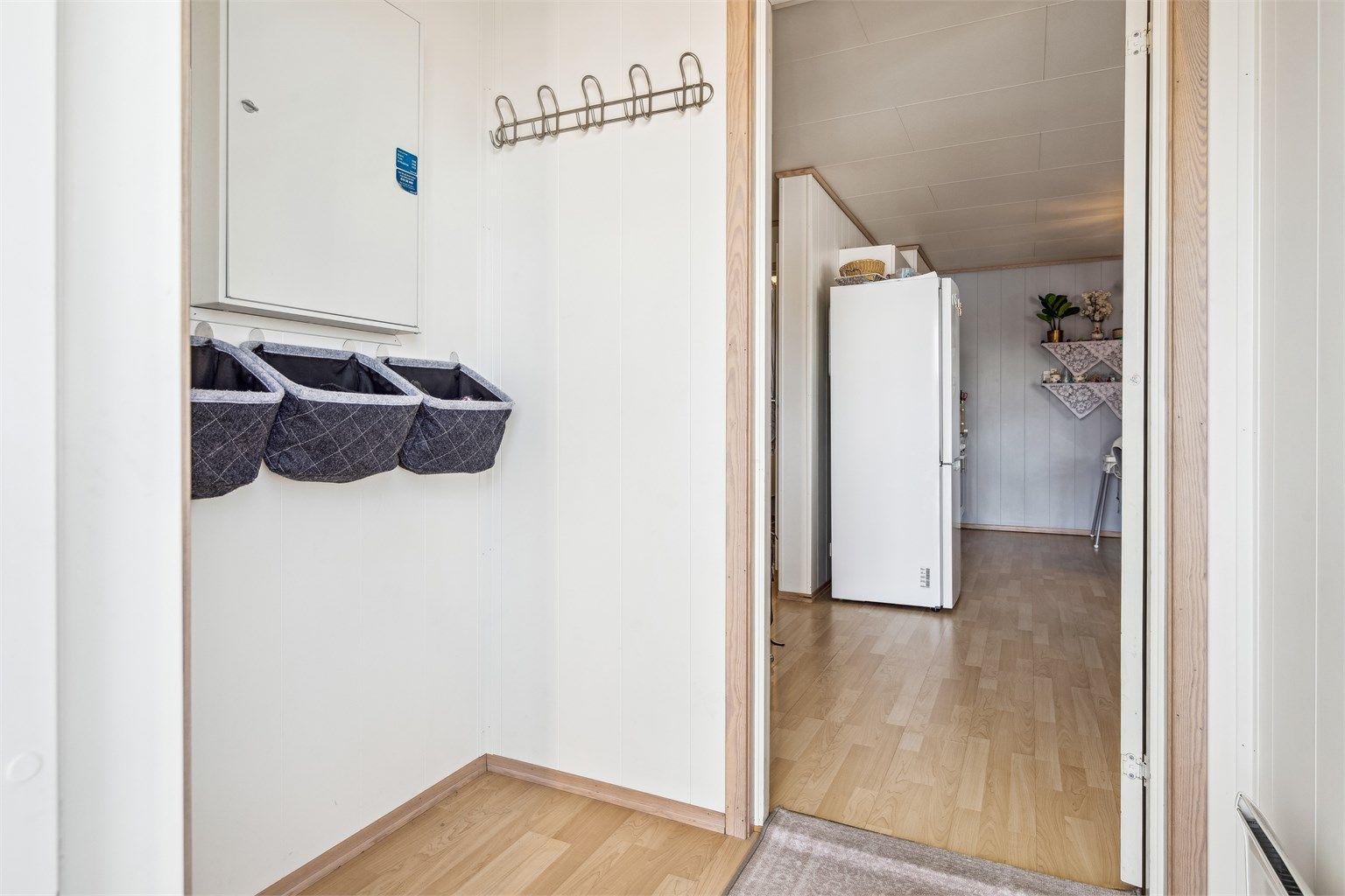Praktisk og innbydende inngangsparti med plass til yttertøy og sko.