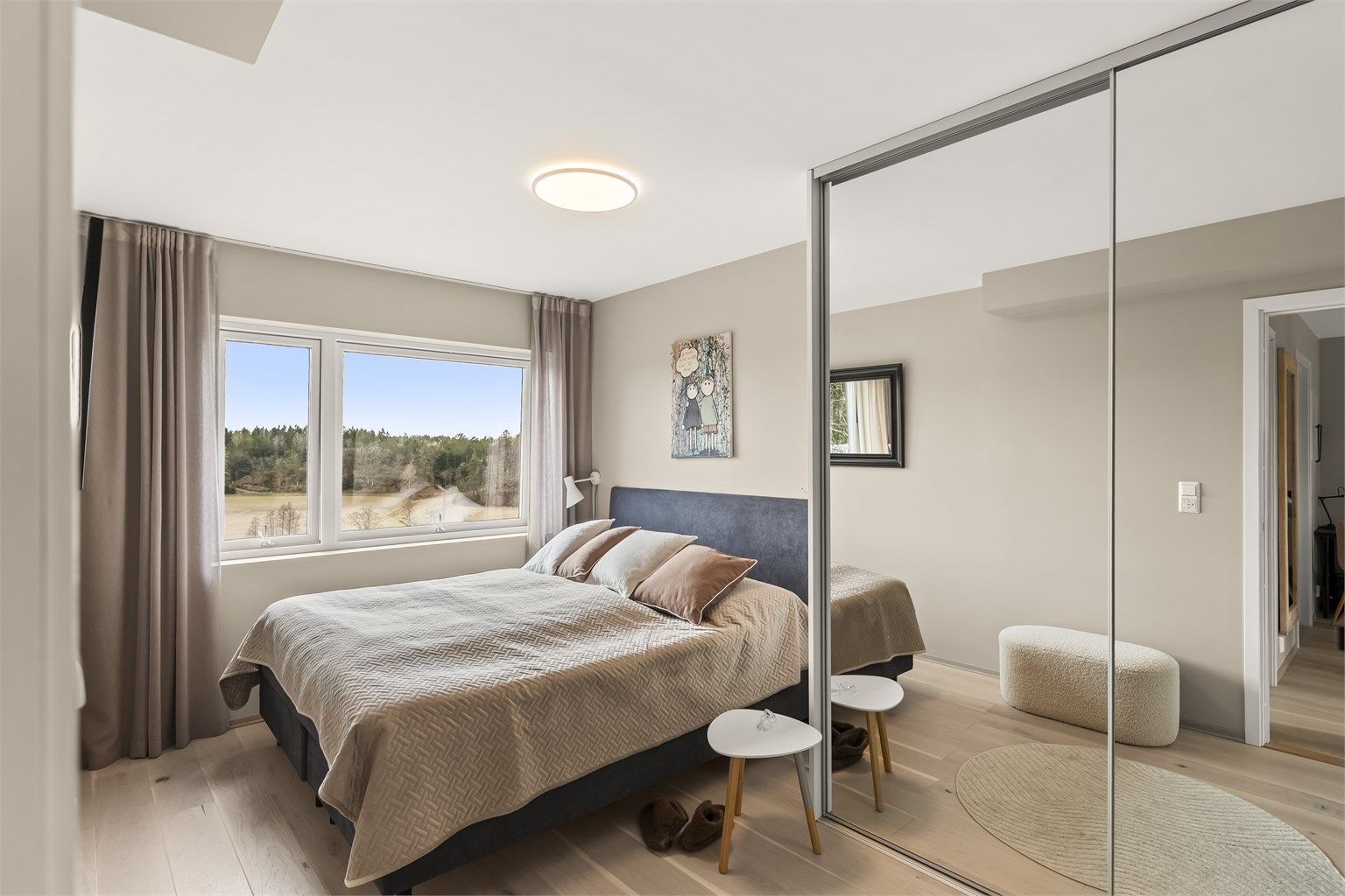 Hovedsoverom med skyvedørsgarderobe 