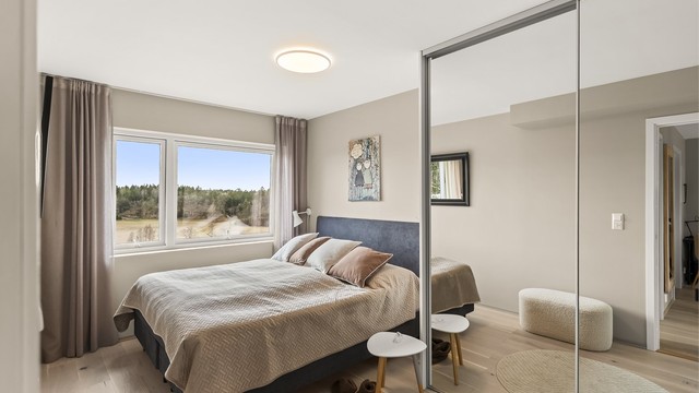 Hovedsoverom med skyvedørsgarderobe