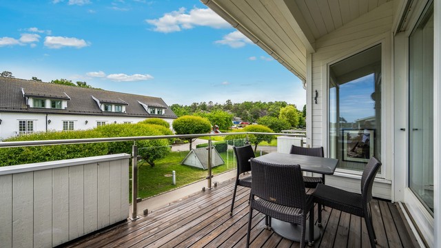 Leiligheten har sjøutsikt mot øst og kveldssol mot vest.