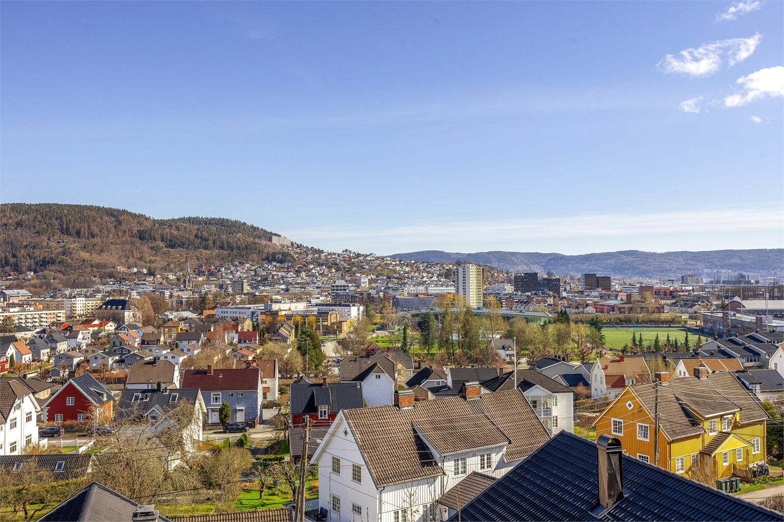 Dette er en stor vertikaldelt bolig med 4 soverom, garasje, nærhet til sentrum og fin utsikt over byen. Foto: Stine Prøitz Jørgensen