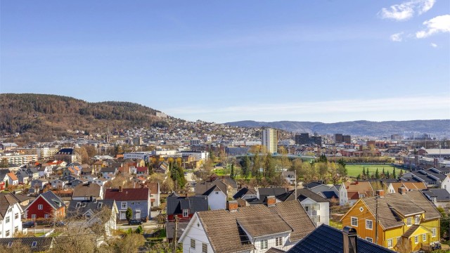 Dette er en stor vertikaldelt bolig med 4 soverom, garasje, nærhet til sentrum og fin utsikt over byen. Foto: Stine Prøitz Jørgensen