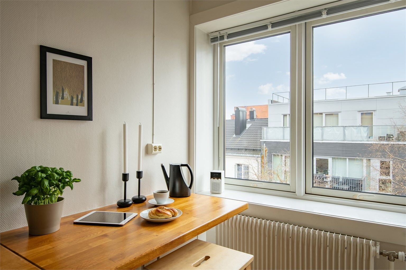 Denne lyse 2-roms leiligheten ligger fredelig til i grønne, skjermede omgivelser, samtidig som du har alt du trenger rett i nærheten. Leiligheten ligger i 4. etasje og har en luftig, gjennomgående planløsning.