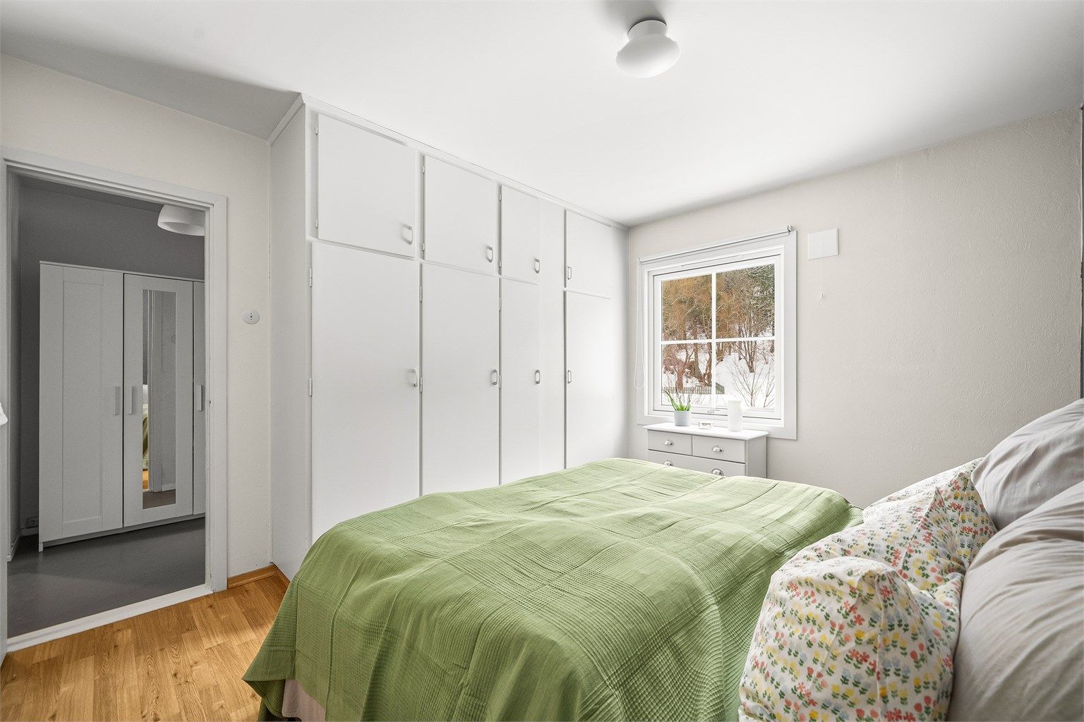 Her finner du originale, plassbygde garderobeskap fra byggeåret som gir rikelig med lagring.