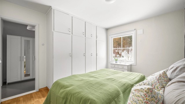 Her finner du originale, plassbygde garderobeskap fra byggeåret som gir rikelig med lagring.