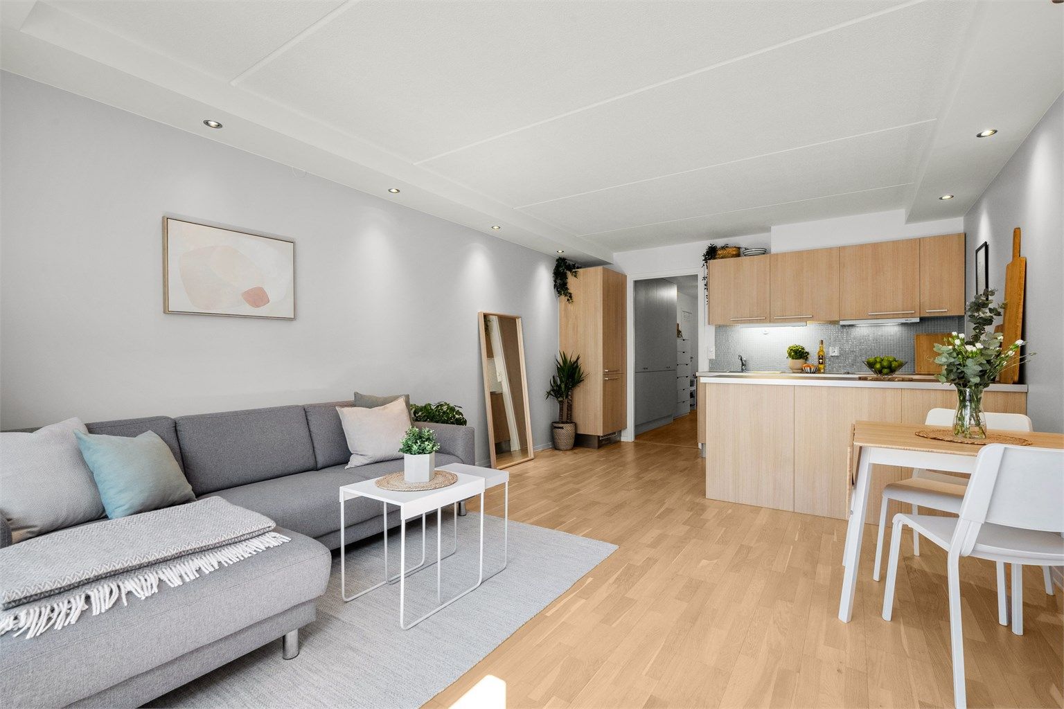 Leiligheten er i nyere tid påkostet med slipt og lakket gulv, samt malte vegger og tak. 