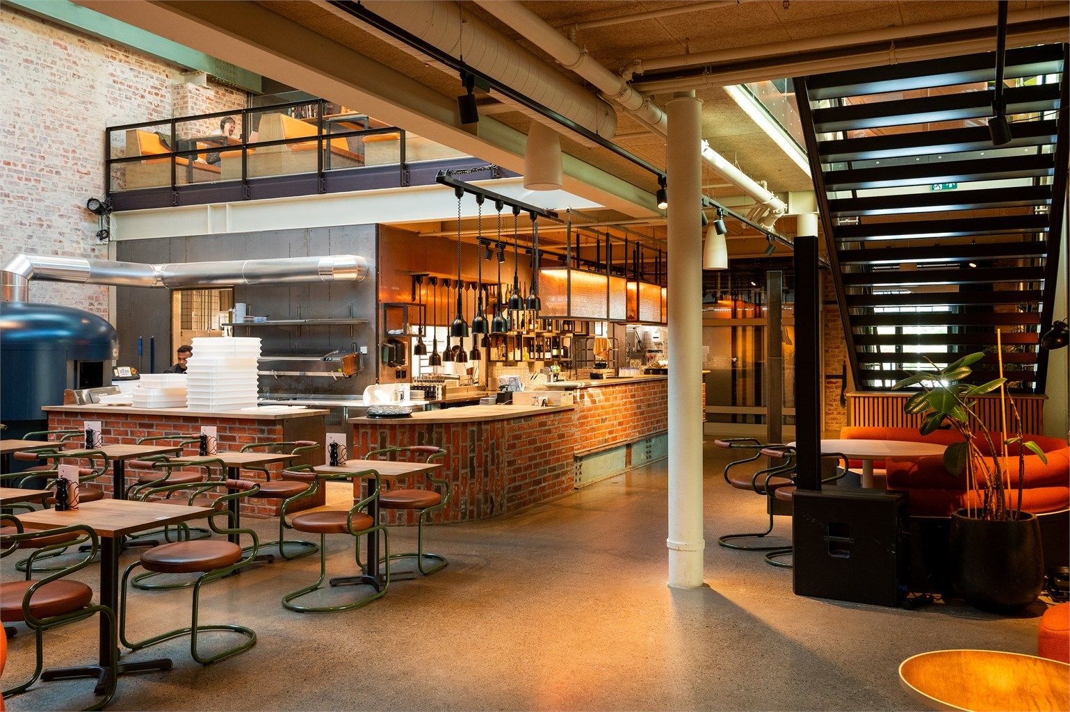 På Carl Berners plass finner du populære Carls med bar og restaurant. Her arrangeres en rekke arrangementer som blant annet fotballkamper.