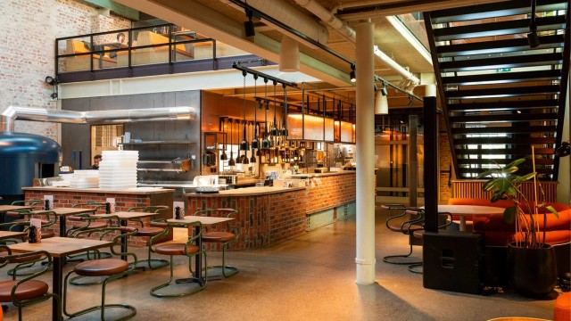 På Carl Berners plass finner du populære Carls med bar og restaurant. Her arrangeres en rekke arrangementer som blant annet fotballkamper.