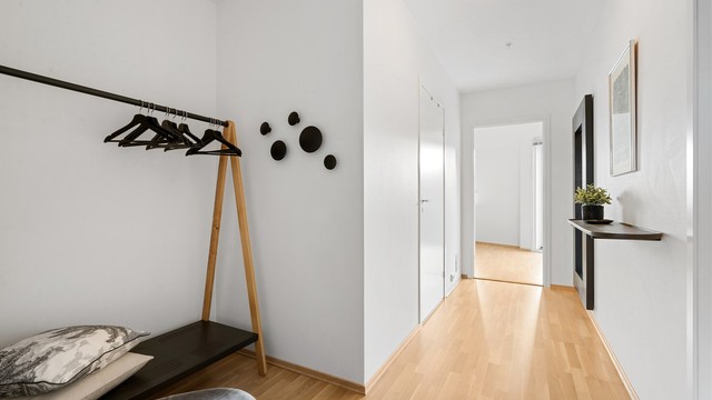 Romslig entré hvor det er god plass til å henge av yttertøy. Ved entré ligger bad I og man kan enten gå inn til kjøkken eller til stue, Leiligheten kan man gå "rundt" i.