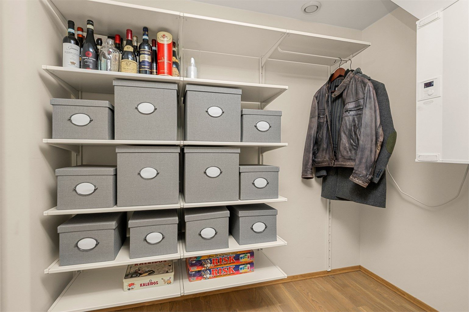 I forbindelse med hovedsoverommet er det etablert en praktisk bod på 3,1 kvm som i dag er innredet som walk-in garderobe.