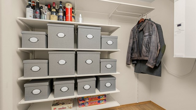 I forbindelse med hovedsoverommet er det etablert en praktisk bod på 3,1 kvm som i dag er innredet som walk-in garderobe.