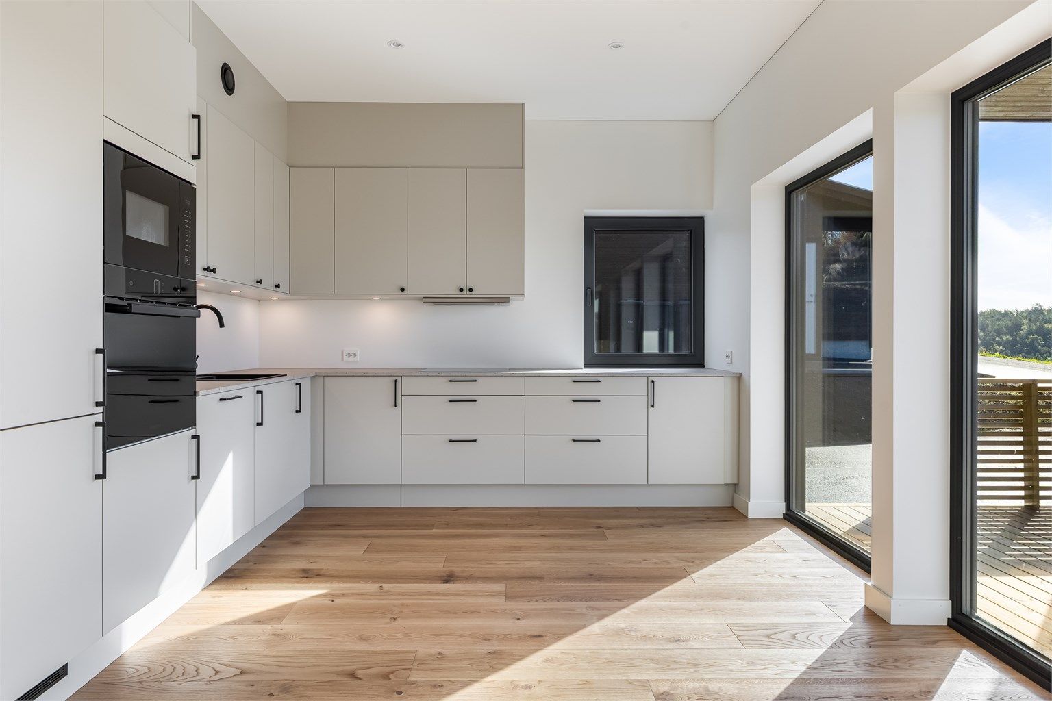 Bilde av kjøkken er hentet fra Tangenheia 43A da kjøkkenet ikke var ferdig på denne under foto. Identiske kjøkken på begge.