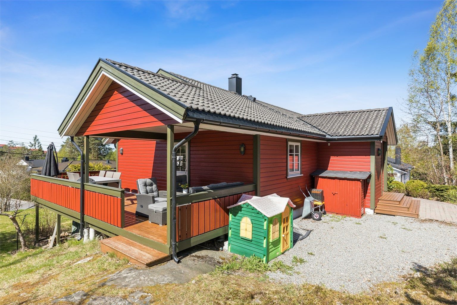 Boligen har flere uteplasser, inkludert to balkonger og en stor terrasse.