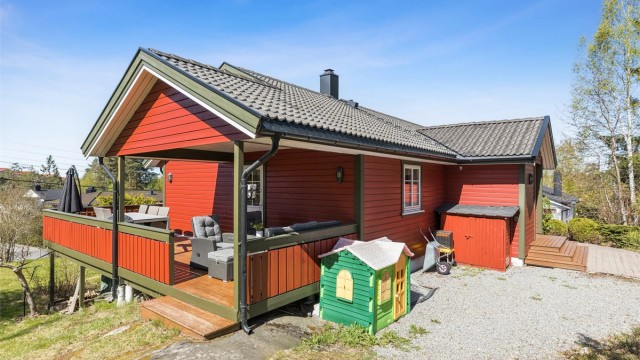 Boligen har flere uteplasser, inkludert to balkonger og en stor terrasse.