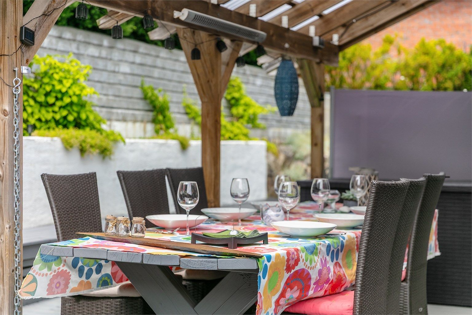 Boligen har supre uteplasser som innbyr til hyggelig sammenkomster med både venner og familie. Foto: Digit Media AS - Fotograf Jørgen Sørebø