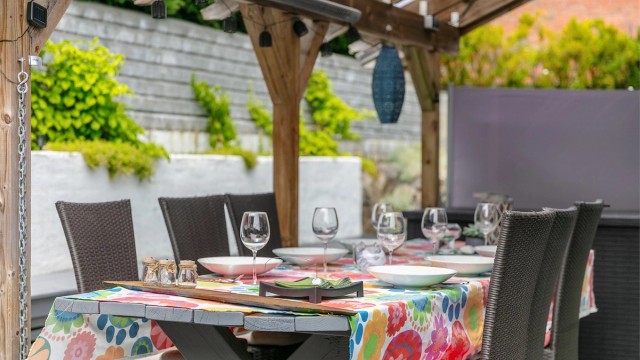 Boligen har supre uteplasser som innbyr til hyggelig sammenkomster med både venner og familie. Foto: Digit Media AS - Fotograf Jørgen Sørebø