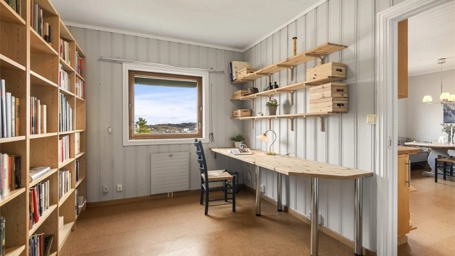 Et av boligens to kontorer, ideelt for hjemmekontor. Rommet er opprinnelig tegnet som grovkjøkken.