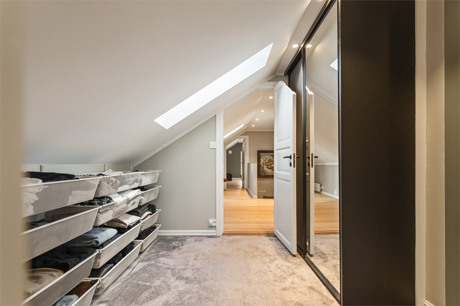 Et eget omkledningsrom gir luksuriøs og praktisk oppbevaring. Takvinduet fra 2021 slipper inn dagslys.
