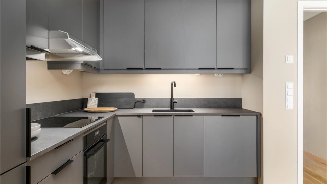 Kjøkkenet er komplett med integrerte hvitevarer fra Siemens - klart til bruk.