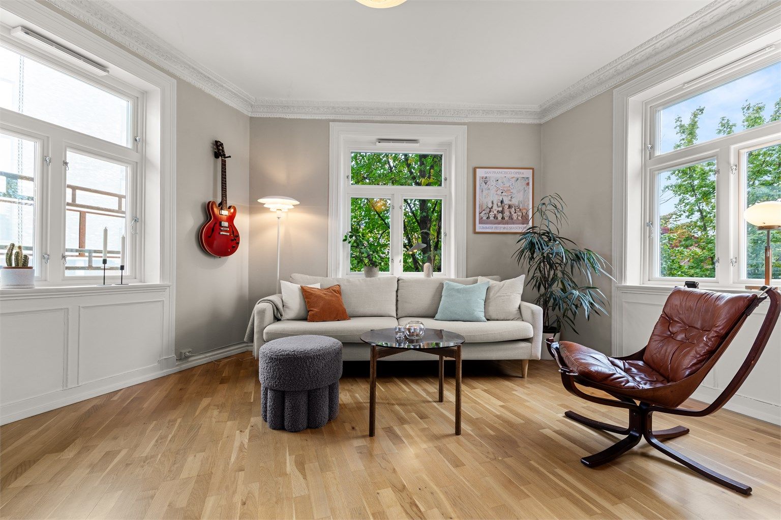 Stuen er lys og innbydende med plass til sofa, salongbord og TV-seksjon. 