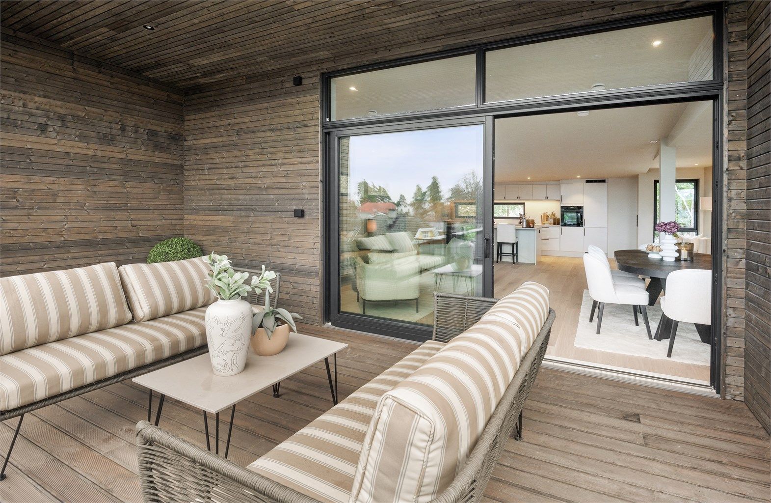 Balkongen er delvis overbygget, noe som gir ly for vær og vind.