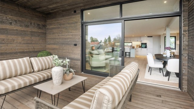 Balkongen er delvis overbygget, noe som gir ly for vær og vind.