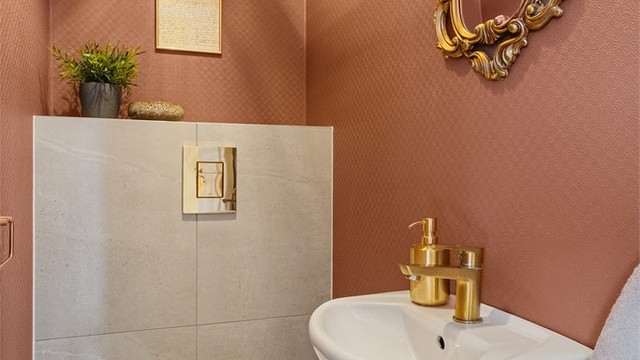 Wc med fliser på gulv, malte vegger og enkel servant. Praktisk gjestewc i tillegg til at det er toalett på bad.