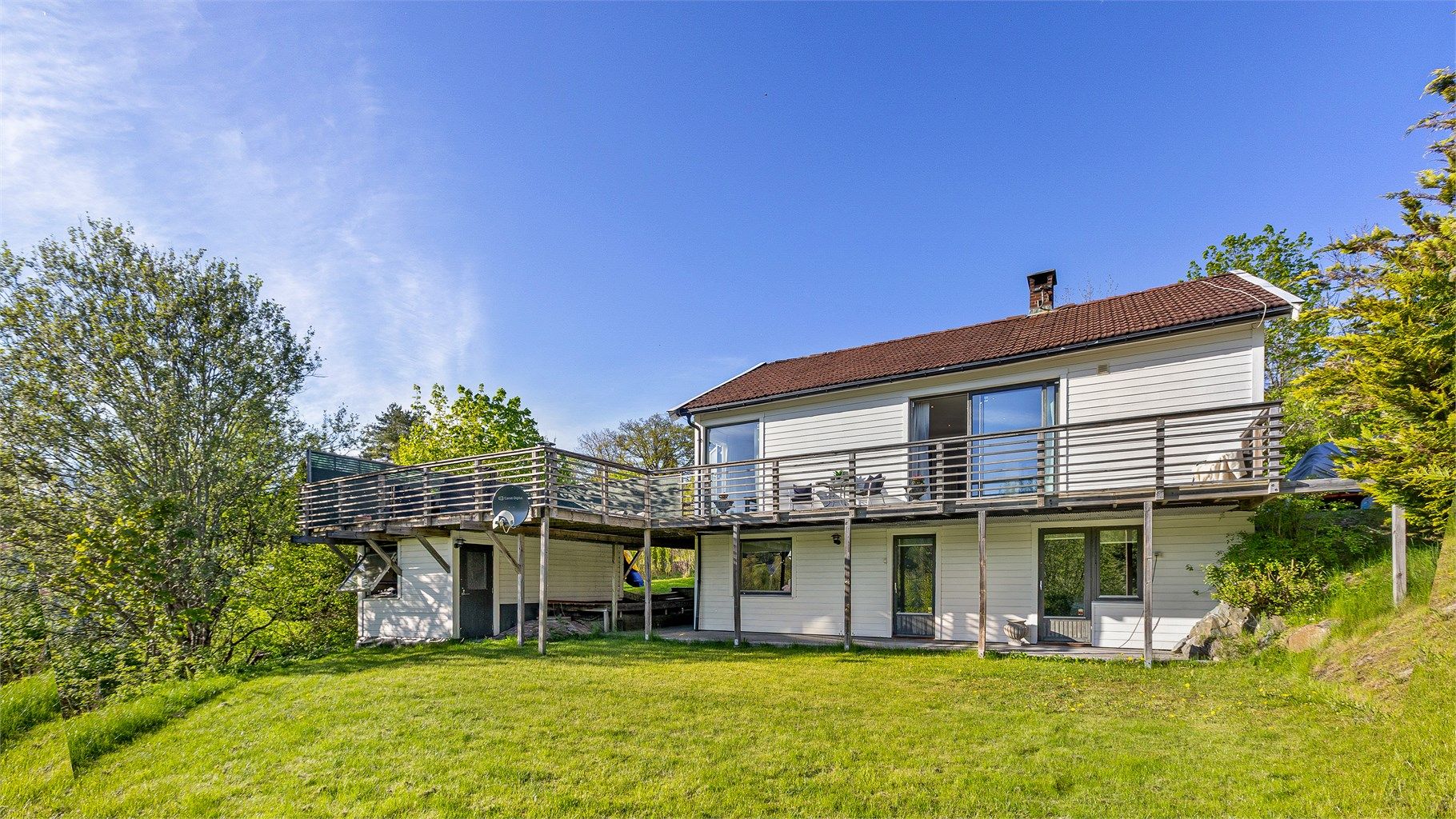 Pen og innholdsrik enebolig over 2 plan i barnevennlige og rolige omgivelser. Kort gangavstand til barneskole, barnehager, matbutikk, Oslofjorden med mer