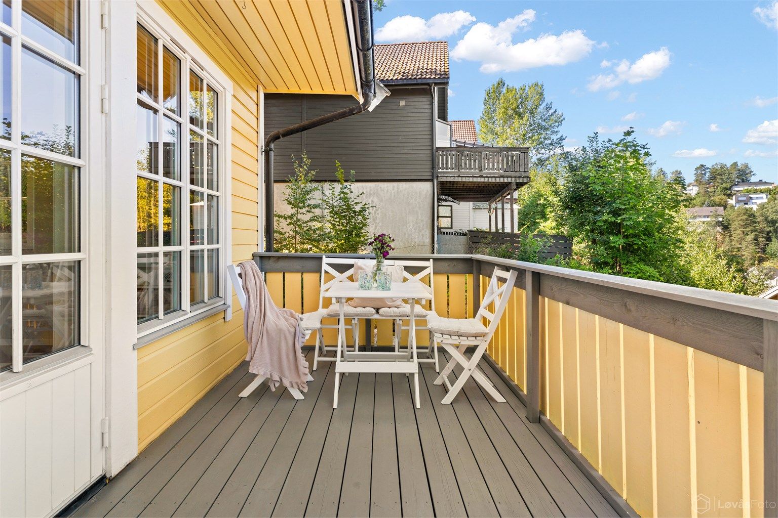 Balkongen er på 8 m² og har terrassebord på gulvet.