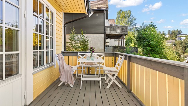 Balkongen er på 8 m² og har terrassebord på gulvet.