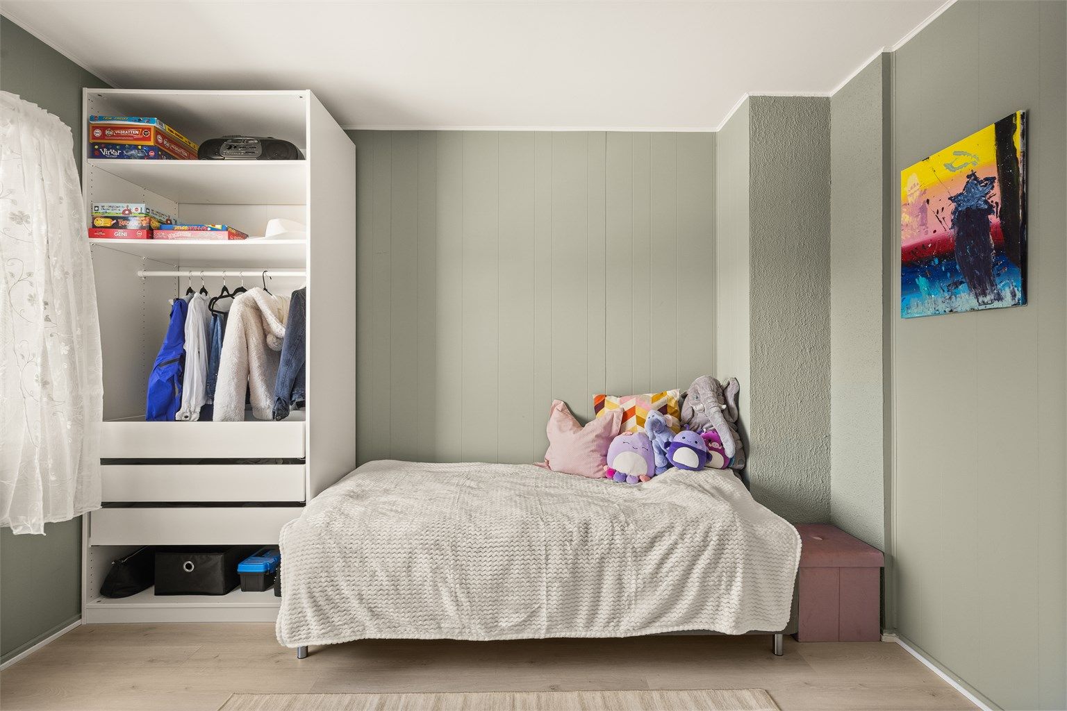 Rommet passer utmerket som barnerom, gjesterom eller et hjemmekontor.