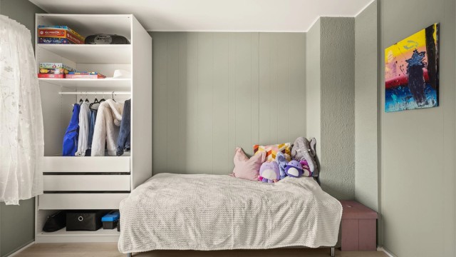 Rommet passer utmerket som barnerom, gjesterom eller et hjemmekontor.