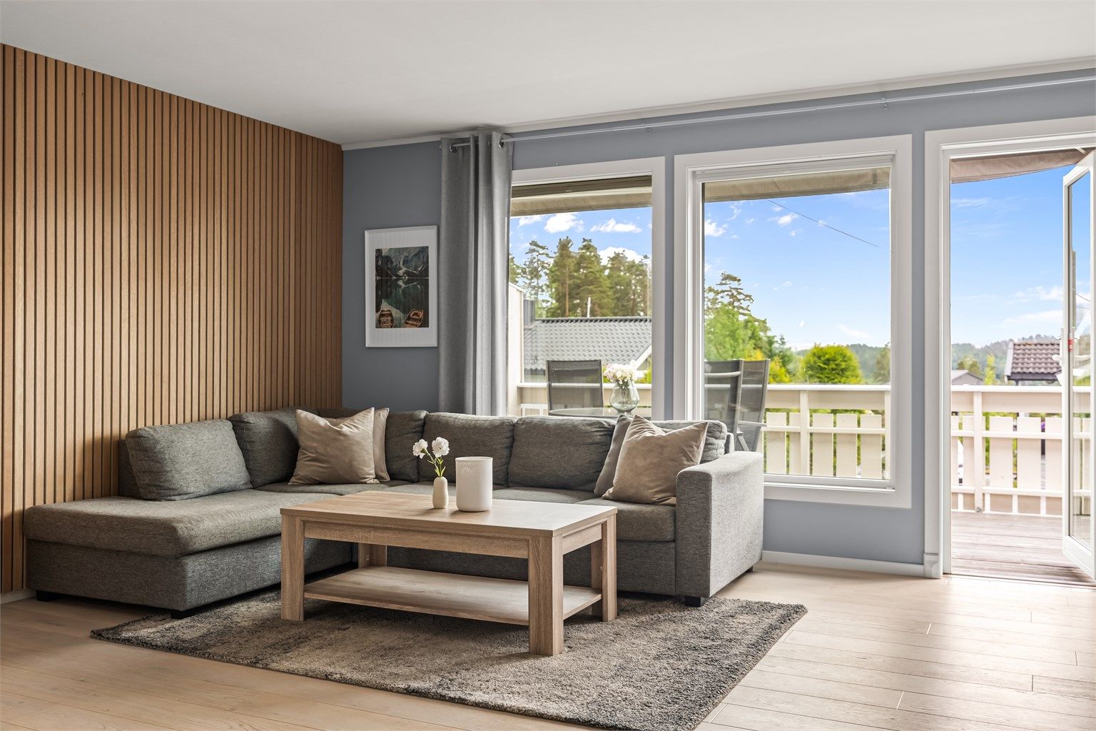 Stue - store vindusflater som bidrar godt med naturlig lysinnslipp