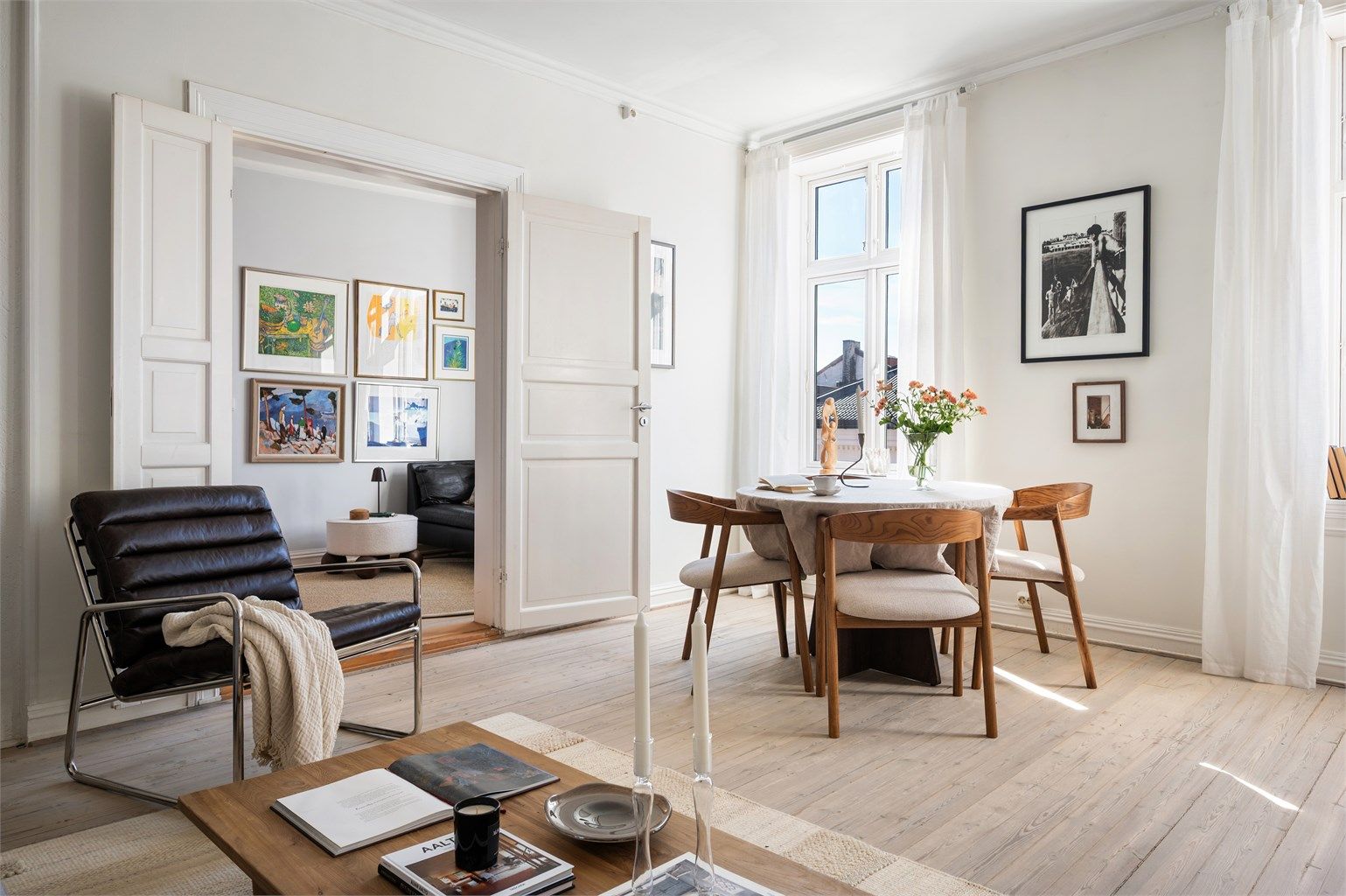 De klassiske, doble dørene mellom stuene gir en herskapelig følelse og fleksibilitet i bruken av rommene.