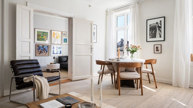 De klassiske, doble dørene mellom stuene gir en herskapelig følelse og fleksibilitet i bruken av rommene.